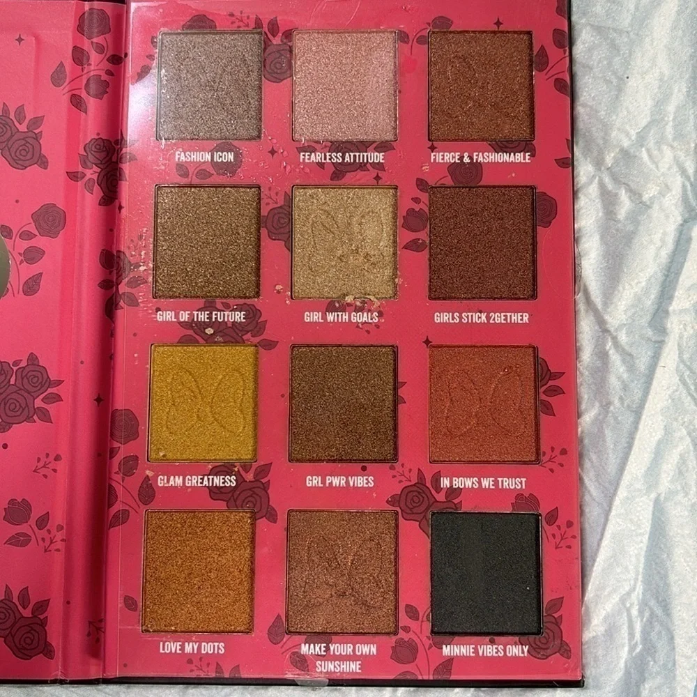 Disney Minnie Mouse 12  eyeshadow Palette with built in mirror
